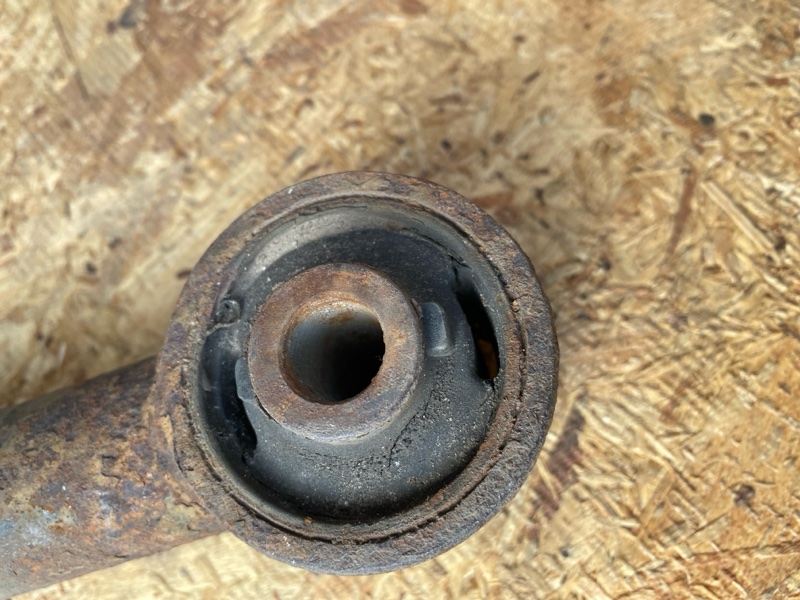 Рычаг задней подвески продольный задний правый LEXUS GX470 02-09 Рычаг задней подвески продольный задний правый LEXUS GX470 02-09