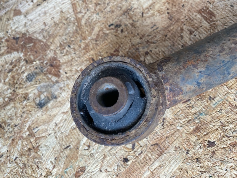 Рычаг задней подвески продольный задний правый GX470 02-09 Рычаг задней подвески продольный задний правый GX470 02-09