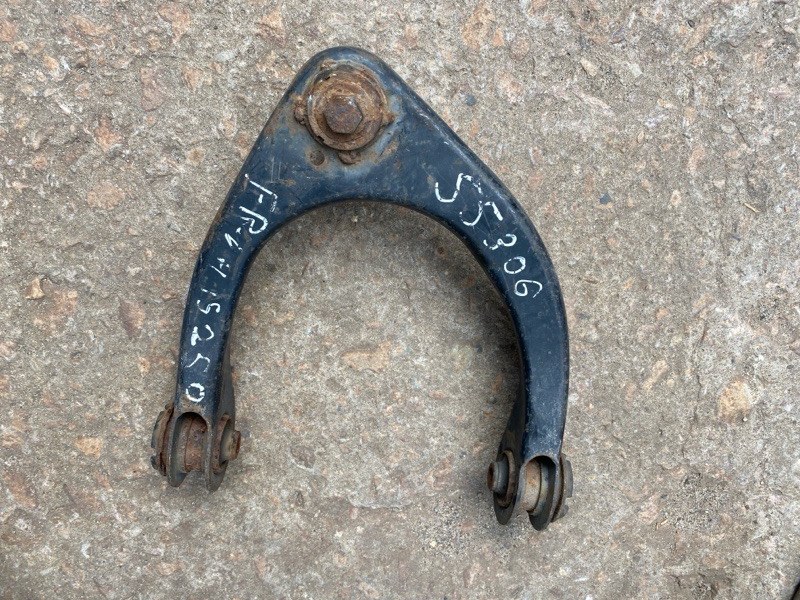 Рычаг передней подвески верхний передний левый LEXUS IS250/350 05-13 Б/У