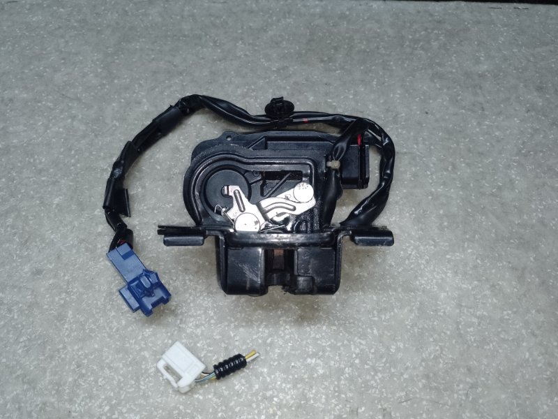 Замок крышки багажника LEXUS CT200 11-17 2013 1.8 2ZRFXE 69350-47040 Б/У