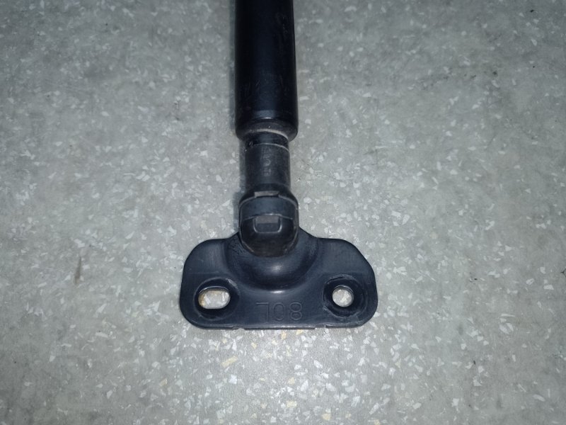 Амортизатор крышки багажника левый CT200 11-17 2013 1.8 2ZRFXE