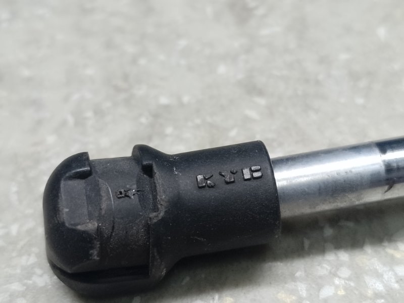 Амортизатор крышки багажника левый LEXUS CT200 11-17 1.8 2ZRFXE