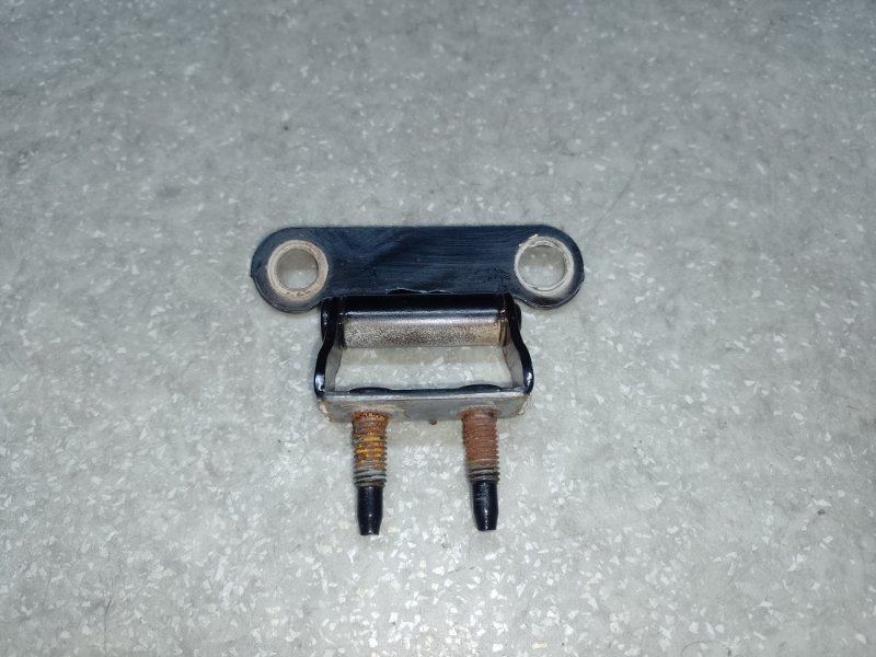 Петля крышки багажника LEXUS CT200 11-17 2013 1.8 2ZRFXE 68810-47010 Б/У