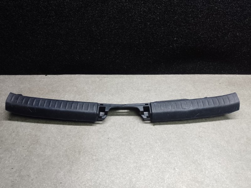 Накладка на порог багажника LEXUS CT200 11-17 2013 1.8 2ZRFXE 64716-76011-C0 Б/У