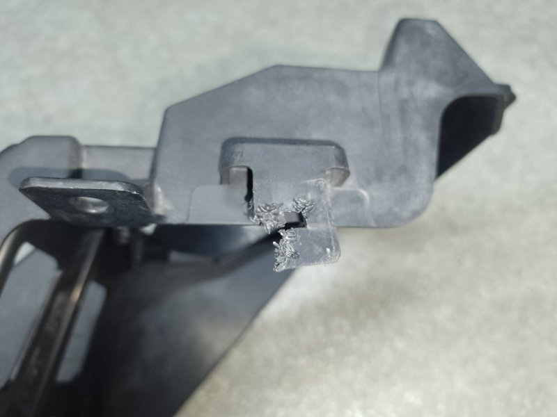 Кронштейн противотуманной фары левый CT200 11-17 2013 1.8 2ZRFXE