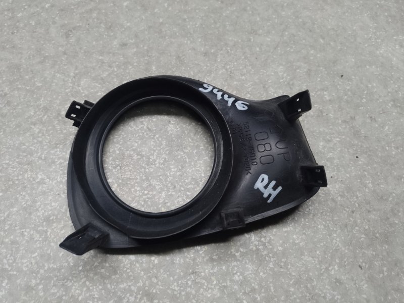 Накладка противотуманной фары правая CT200 11-17 2013 1.8 2ZRFXE