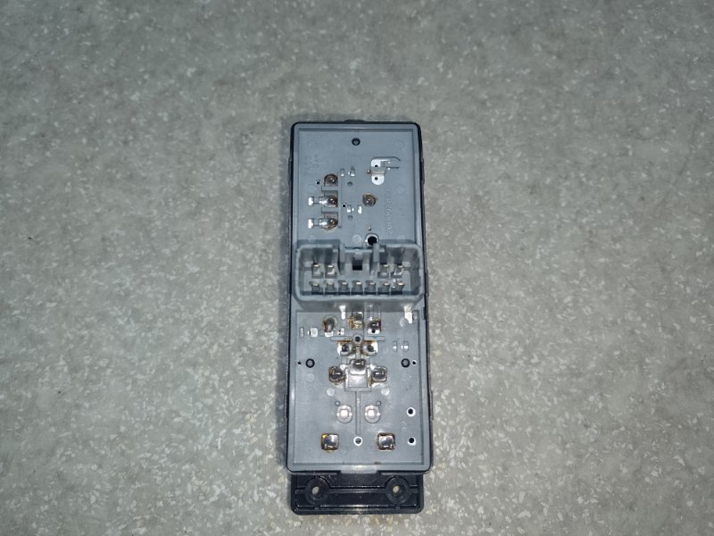 Кнопка стеклоподъемника передняя правая HYUNDAI SONATA YF 10-14 2.4 G4KJ