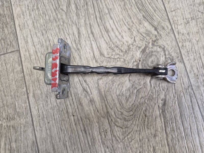 Запчасть ограничитель двери передний TOYOTA PRIUS 16- 2017 1.8 2ZRFXE 68610-47040 Б/У Ограничитель двери передний TOYOTA PRIUS 16- 2017 1.8 2ZRFXE 68610-47040 Б/У