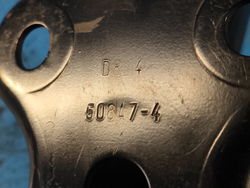 Рычаг задней подвески продольный правый RENEGADE (BU) 14- 2015 2.4 ED6 Рычаг задней подвески продольный правый RENEGADE (BU) 14- 2015 2.4 ED6