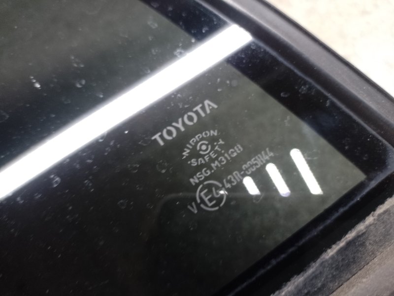 Стекло двери глухое заднее левое PRIUS 16- Стекло двери глухое заднее левое PRIUS 16-