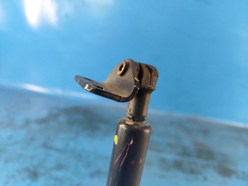 Амортизатор крышки багажника правый 6 GJ 12-