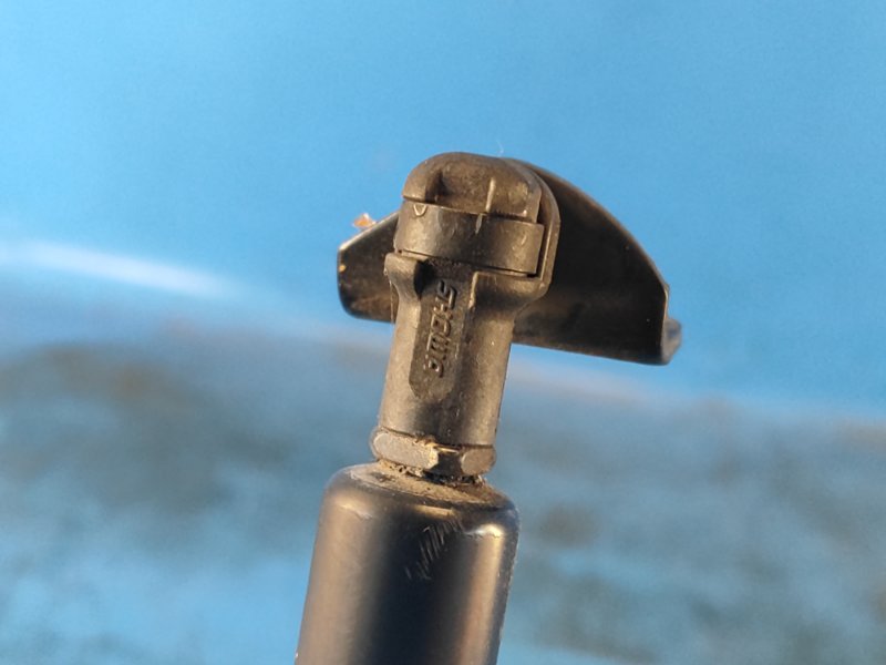 Амортизатор крышки багажника правый 6 GJ 12-