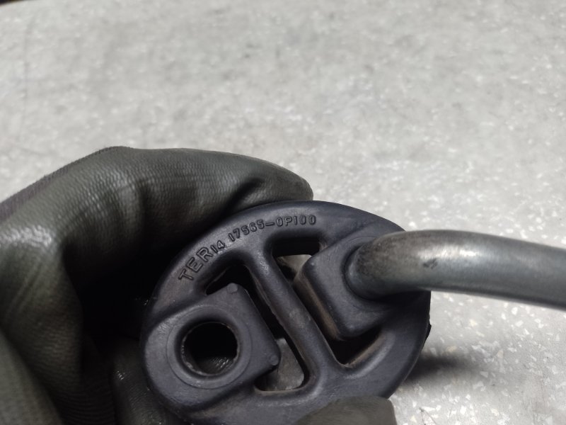 Крепление глушителя CAMRY 40 06-11