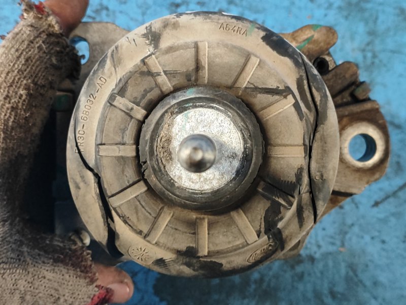 Подушка двигателя нижняя левая MUSTANG 15-