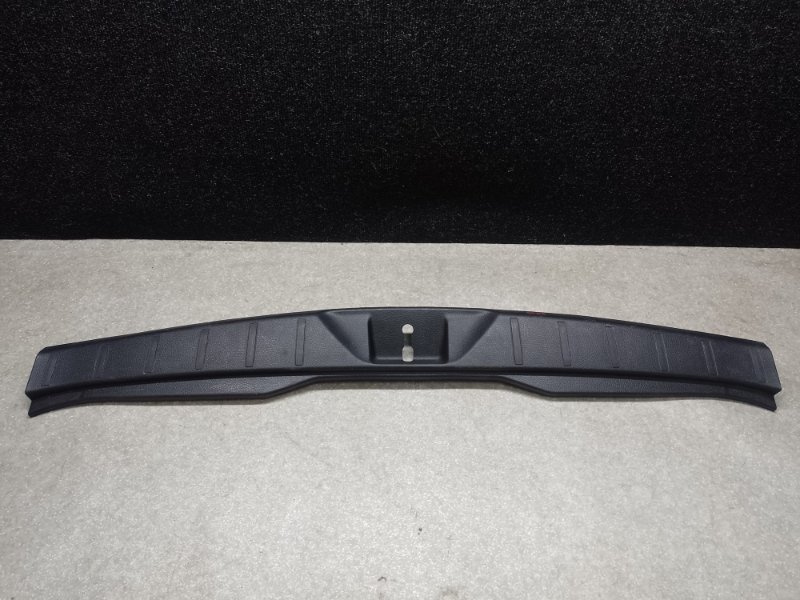 Накладка на порог багажника SUBARU FORESTER 12-19 2013 2.5 FB25B 94026SG000VH Б/У