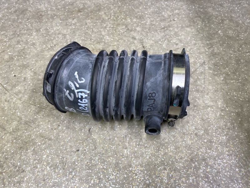 Запчасть патрубок воздушного фильтра MAZDA CX-30 19- 2021 2.5L PAJ8-13-221A Б/У Патрубок воздушного фильтра MAZDA CX-30 19- 2021 2.5L PAJ8-13-221A Б/У