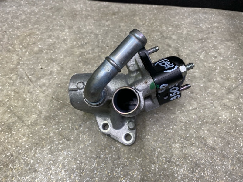 Фланец системы охлаждения CX-30 19- 2021 2.5L