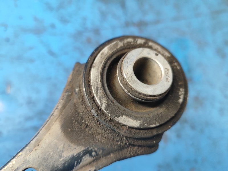 Рычаг задней подвески поперечный левый MUSTANG 15-