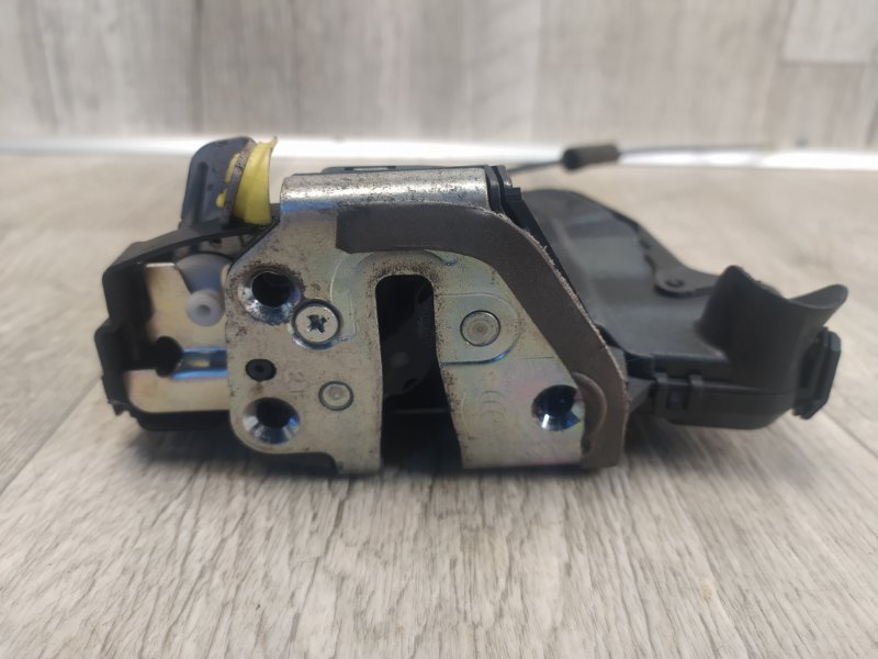 Замок двери передний левый LEXUS CT200 11-17 1.8 2ZRFXE