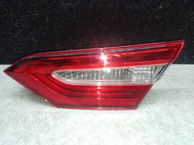 Фонарь внутренний правый TOYOTA CAMRY 70 17- 2019 2.5 A25AFKS 81580-06620 Б/У