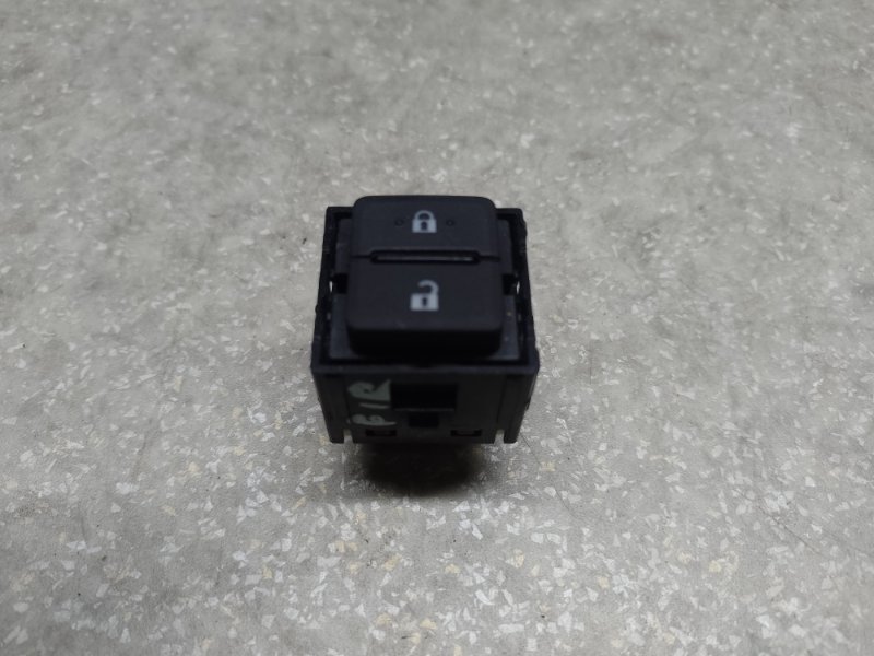 Кнопка центрального замка передняя правая TOYOTA CAMRY 70 17- 2019 2.5 A25AFKS 84930-0E160 Б/У