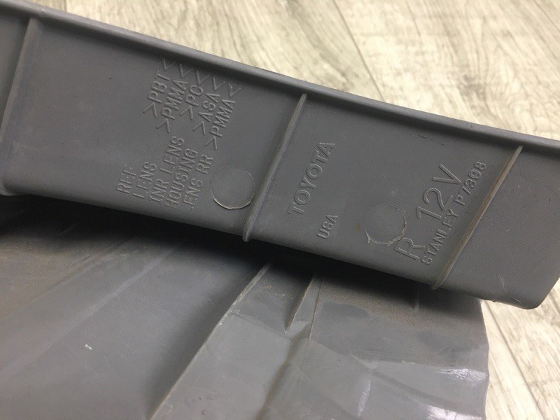 Фонарь наружный правый VENZA 09-16 2013 3.5 2GR-FE