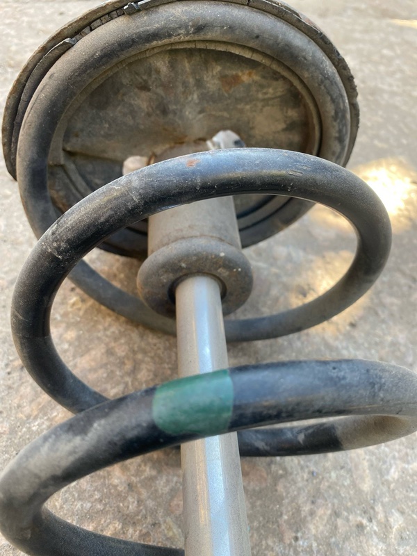 Амортизатор задний правый RX300 98-03 2000 3.0 1MZFE