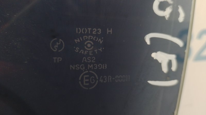 Стекло двери заднее левое MAZDA 323 BG 89-94