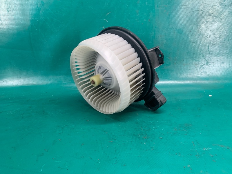 Запчасть моторчик печки LINCOLN MKX 16-18 2016 3.7 C37PDED DG9Z-19805-B Б/У Моторчик печки LINCOLN MKX 16-18 2016 3.7 C37PDED DG9Z-19805-B Б/У