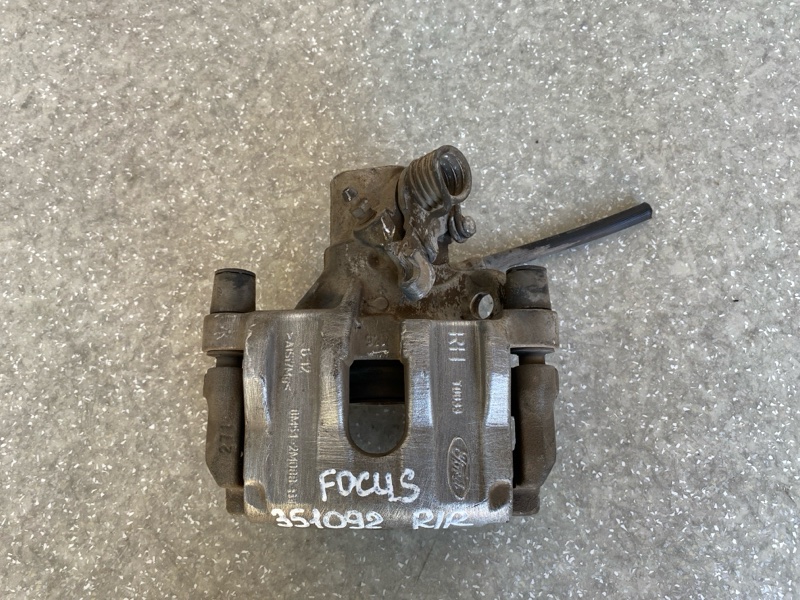 Суппорт тормозной задний правый FORD FOCUS 10-18 2016 C20HDTX 2.0L EcoBoost 8M5Z-2552-B Б/У