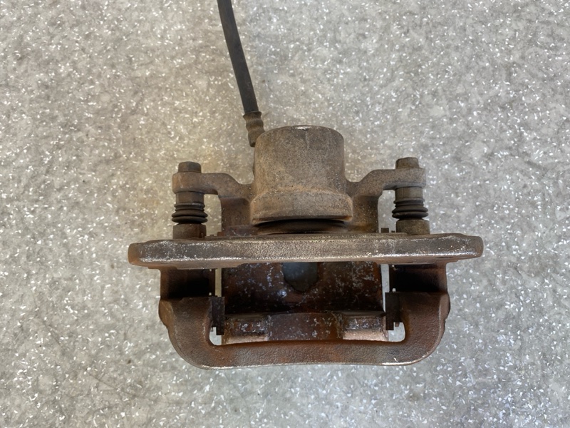 Суппорт тормозной задний левый SORENTO UM 14- 2015 2.4 G4KJ