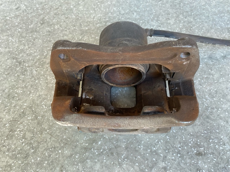 Суппорт тормозной передний правый KIA SORENTO UM 14- 2.4 G4KJ