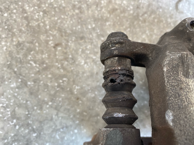 Суппорт тормозной передний левый KIA SORENTO UM 14- 2.4 G4KJ