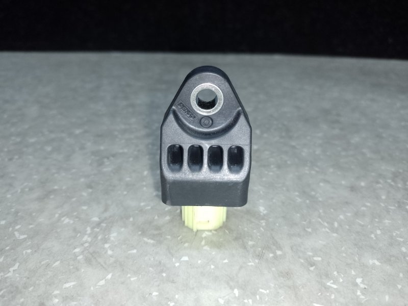 Датчик удара передний TOYOTA CAMRY 55 14-17 2014 2.5 2ARFE 89831-06070 Б/У