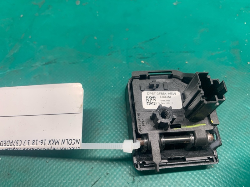 Запчасть лепестки переключения передач левые LINCOLN MKX 16-18 2016 3.7 C37PDED GP5Z-3F884-AA Б/У Лепестки переключения передач левые LINCOLN MKX 16-18 2016 3.7 C37PDED GP5Z-3F884-AA Б/У