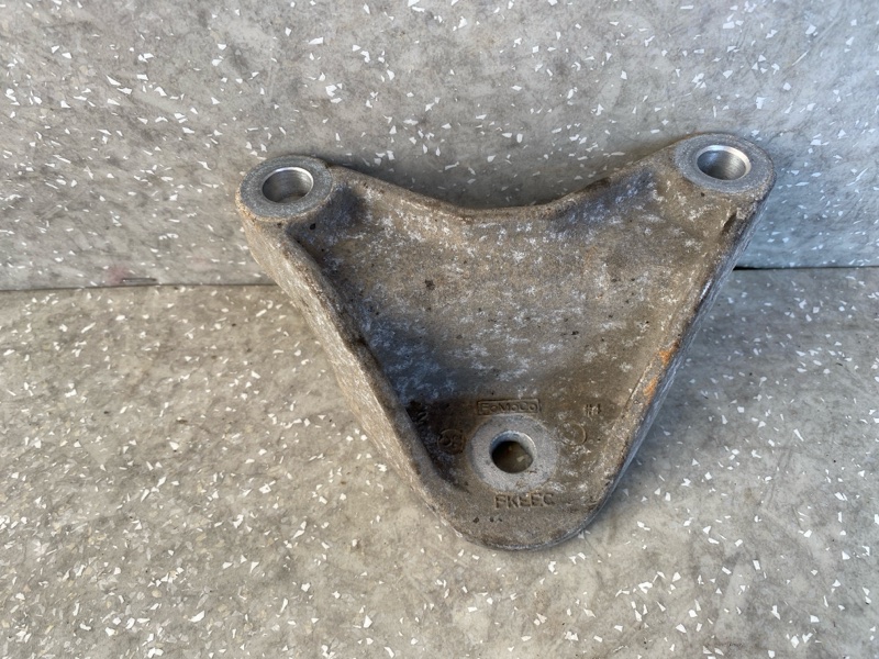 Кронштейн редуктора задний ESCAPE 12-19 2014 T20HDTX