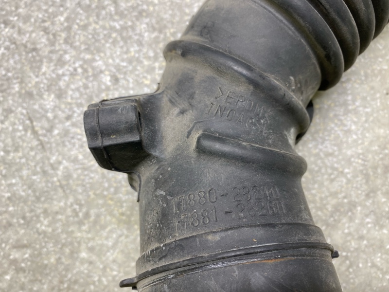 Патрубок воздушного фильтра TOYOTA RAV4 05-12 2.4 2AZFE