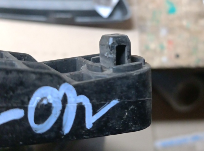 Кронштейн переднего бампера (на крыле) правый CAMRY 40 06-11