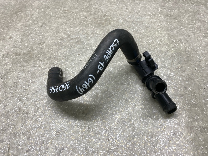 Патрубок системы охлаждения ESCAPE 19 - 2020 C15FDOS Патрубок системы охлаждения ESCAPE 19 - 2020 C15FDOS