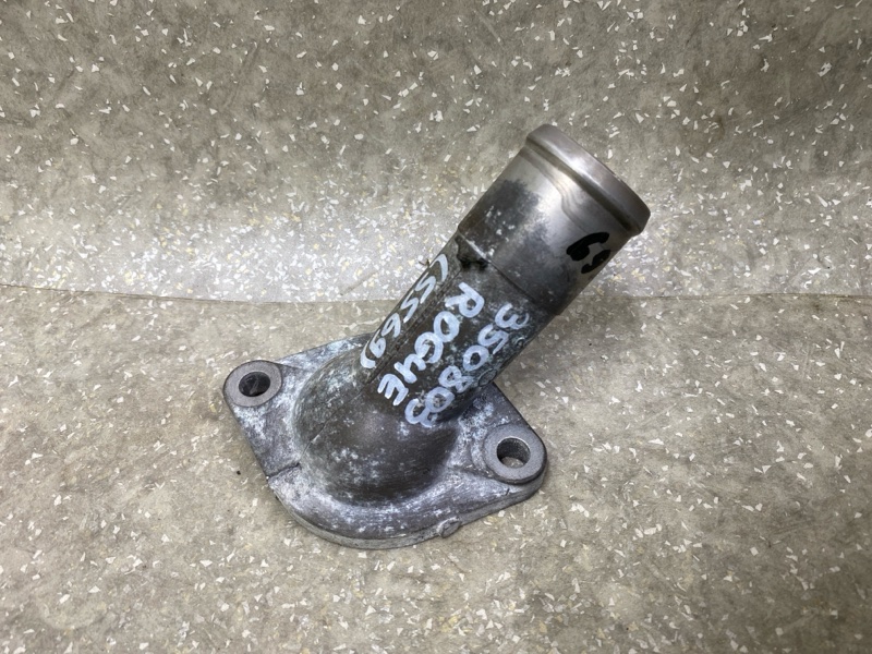 Запчасть крышка термостата NISSAN X-TRAIL/ROGUE T32 13-20 2016 2.5 QR25DE 13049-JA01A Б/У Крышка термостата NISSAN X-TRAIL/ROGUE T32 13-20 2016 2.5 QR25DE 13049-JA01A Б/У