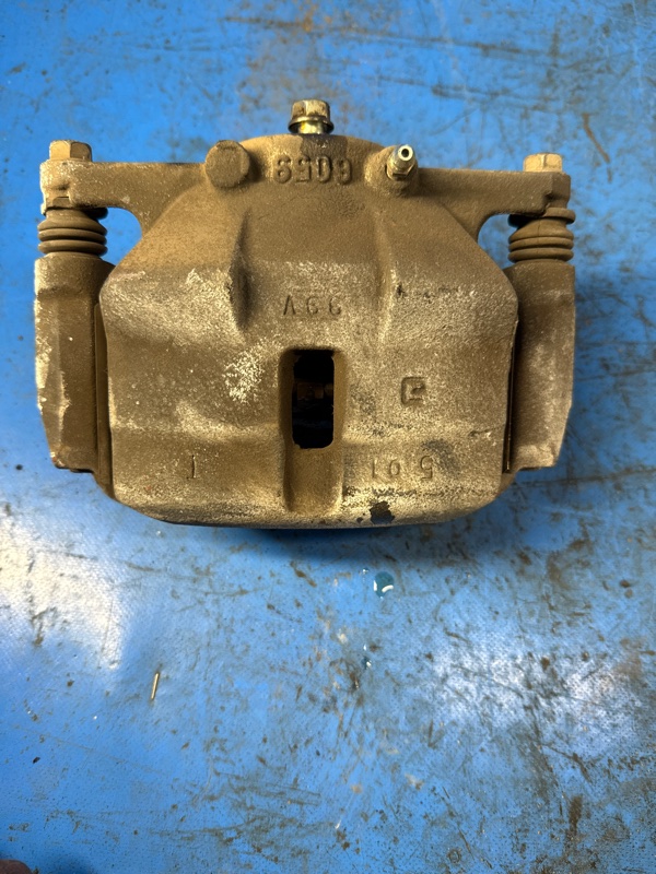 Суппорт тормозной передний левый SUZUKI KIZASHI 09-14 J24B