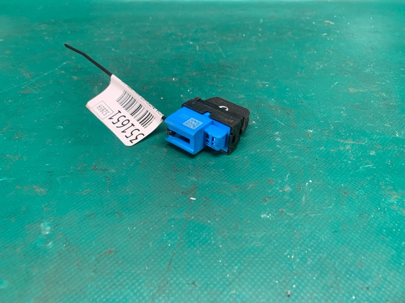 Кнопка центрального замка передняя правая TRAX 16-22 2018 LUV 1.4 TURBO Кнопка центрального замка передняя правая TRAX 16-22 2018 LUV 1.4 TURBO