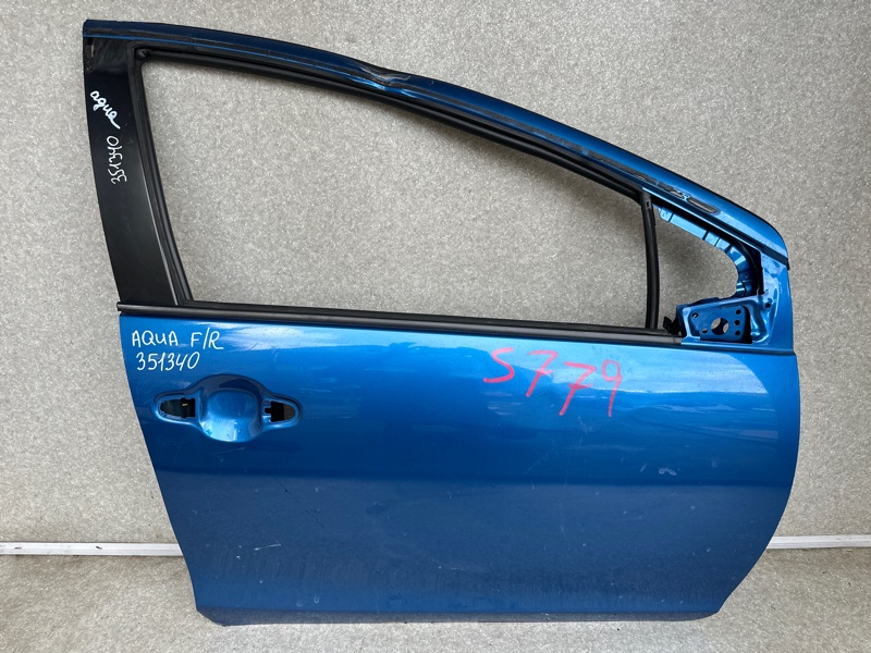 Дверь передняя правая PRIUS C/AQUA 11-14