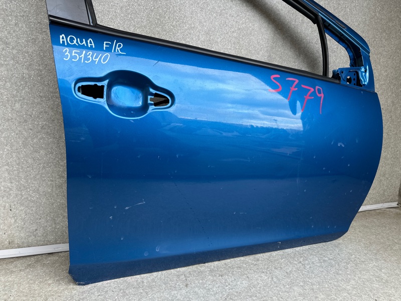 Дверь передняя правая TOYOTA PRIUS C/AQUA 11-14