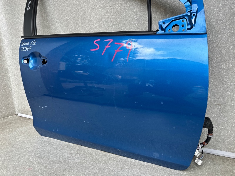 Дверь передняя правая PRIUS C/AQUA 11-14