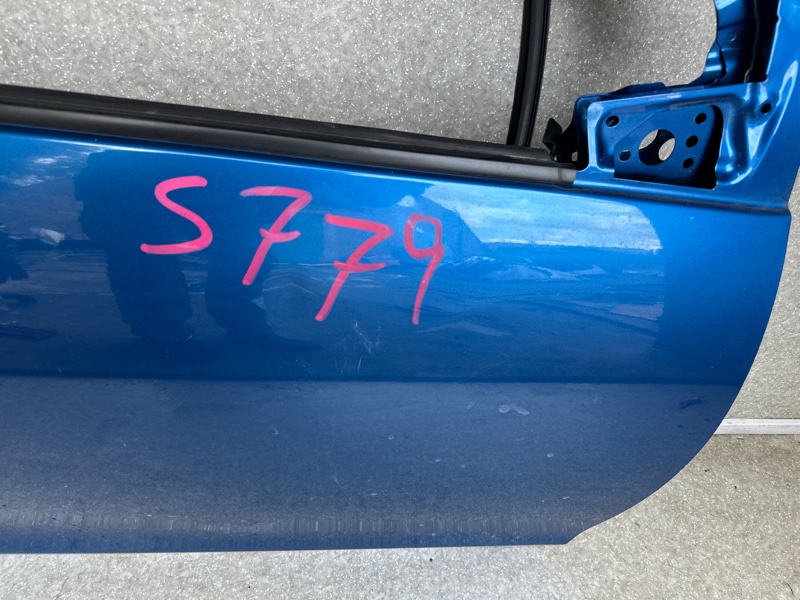 Дверь передняя правая PRIUS C/AQUA 11-14