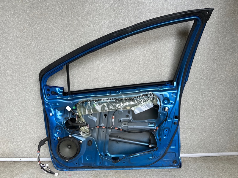 Дверь передняя правая PRIUS C/AQUA 11-14