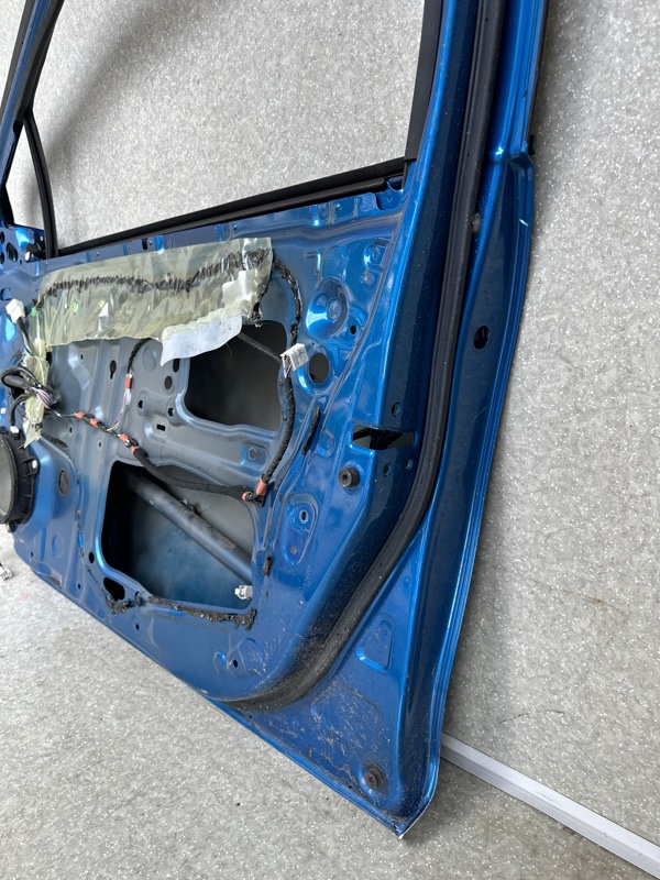 Дверь передняя правая PRIUS C/AQUA 11-14