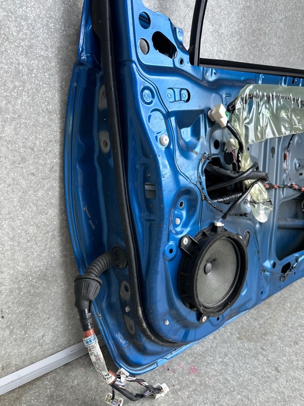 Дверь передняя правая PRIUS C/AQUA 11-14