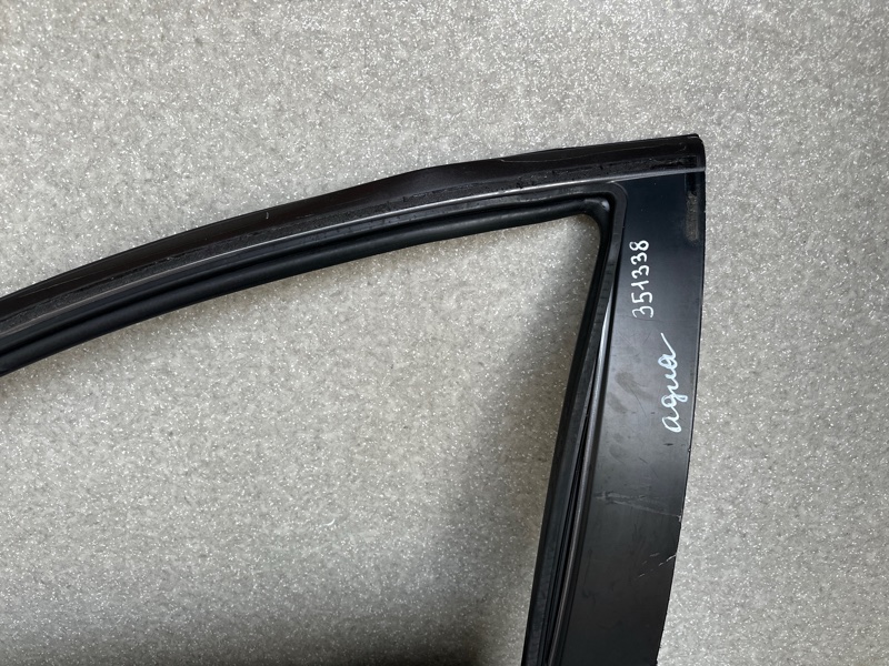 Дверь передняя левая PRIUS C/AQUA 11-14